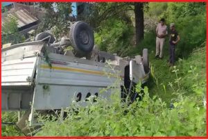 मनाली के चचोगा में सड़क से नीचे पलटी पिकअप, 2 लोगों की मौत