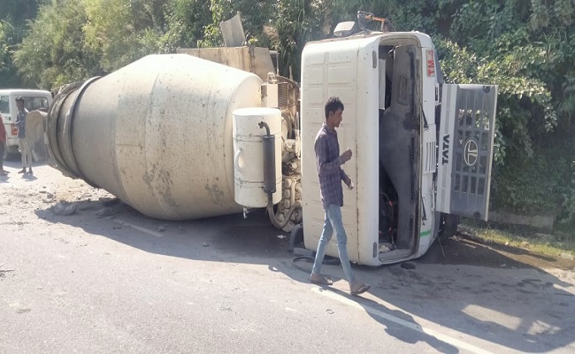 कोटखाई के समीप बागड़ा नामक स्थान पर मिक्सचर ट्रक अनियंत्रित होकर दुर्घटनाग्रस्त