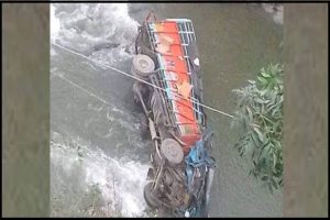 शिमला: ठियोग के पास गिरी नदी में गिरा सेब से भरा ट्रक, चालक घायल