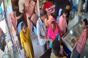 40 हजार रुपयों पर महिला ने किया हाथ साफ, CCTV में घटना कैद