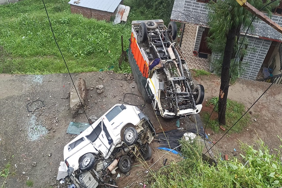accident between in OMNI van & pickup car