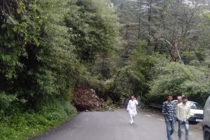 शिमला के टूटीकंडी के पास भूस्खलन, यातायात हुआ ठप