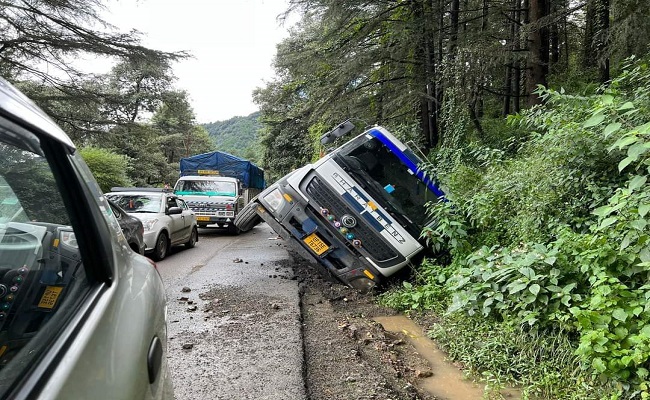 शोघी के पास जमीन धंसने से ट्रक पलटा