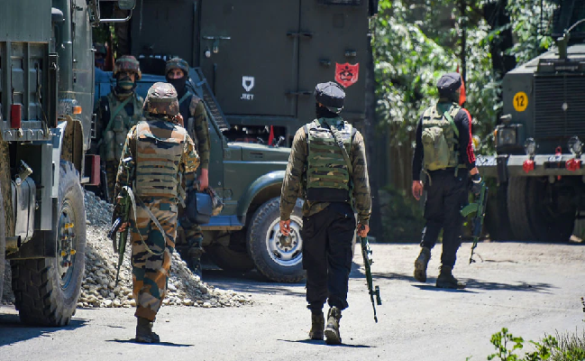जम्मू कश्मीर में सुरक्षाबलों की आतंकियों से मुठभेड़, एक हाइब्रिड आतंकी मारा गया