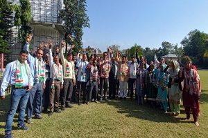 कांगड़ा में कांग्रेस प्रत्याशी सुरेंद्र काकू का धुंआधार प्रचार, पंचायत प्रधान समेत 100 समर्थकों ने भाजपा छोड़ ज्वाइन की कांग्रेस