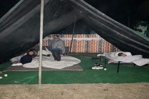 घुमारवीं कॉलेज के बाहर कांग्रेस कार्यकर्ताओं ने EVM की पहरेदारी के लिए गाड़ दिया तम्बू