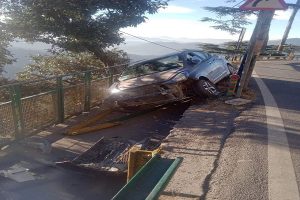 शिमला: लोहे की रैलिंग तोड़ सड़क से नीचे गिरी कार, चालक घायल