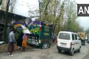 जम्मू कश्मीर में बस दुर्घटना, 20 लोग घायल