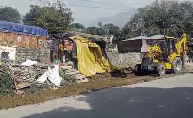 जोगिंदरनगर में फिर अवैध कब्जों पर चला पीला पंजा
