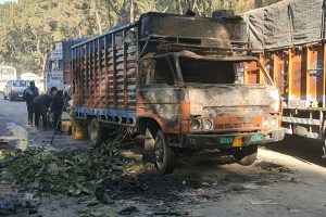 हमीरपुर: ट्रक में अचानक लगी आग, बाल-बाल बची चालक की जान