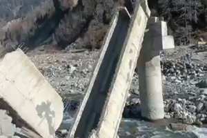 मनाली से सोलांग गांव को जोड़ने वाला पुल टूटा, बाल-बाल बचें मजदूर