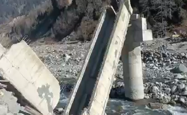 मनाली से सोलांग गांव को जोड़ने वाला पुल टूटा