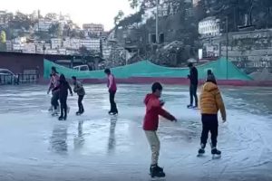 शिमला के स्केटिंग रिंक में शुरू हुआ स्केटिंग का रोमांच, बच्चों में दिखा भारी उत्साह