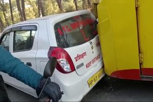 हमीरपुर: तीन वाहनों की आपस में हुई जोरदार टक्कर