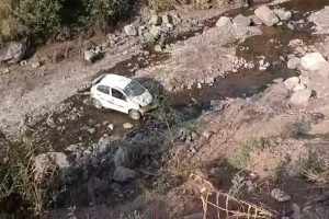 गुजरात से मनाली जा रहे पर्यटकों की टैक्सी सुंदरनगर लुढ़की, चालक की मौत, चार घायल