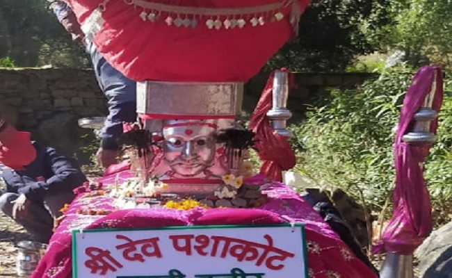 चौहार घाटी के आराध्य पहाड़ी बजीर देव पशाकोट हार