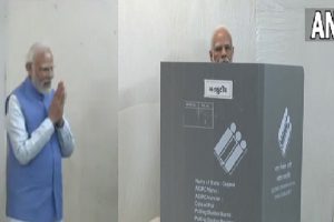 गुजरात चुनाव का दूसरा चरण: पीएम मोदी ने अहमदाबाद में डाला वोट