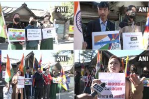 मैक्लोडगंज में निर्वासित तिब्बतियों ने चीन के खिलाफ किया प्रदर्शन
