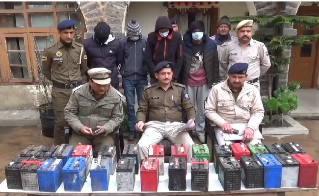 ASP शिमला सुनील नेगी ने बताया पुलिस ने इस चोर गिरोह से 28 बैटरीयां जब्त की