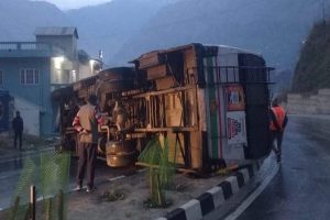 कूल्लू से शिमला आ रही पथ परिवहन निगम की बस दुर्घटनाग्रस्त