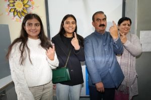 CM ने परिवार सहित डाला वोट, बोले: जो बिजली-पानी का बिल देता है उसको वोट देने का अधिकार