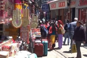 शिमला के बाजारों में अतिक्रमण रोकने के लिए निगम प्रशासन का अभियान, काटे चालान