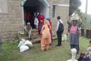 मंडी: बीज खरीदने के लिए उमड़ी किसानों की भीड़