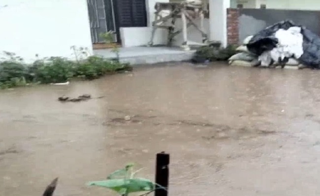 कांगड़ा में मूसलाधार बारिश होने के कारण लोगों के घरों में भरा पानी