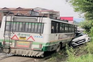 HRTC बस और कार में जोरदार टक्कर, चंडीगढ़ मनाली NH पर हादसा
