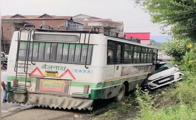 HRTC बस और कार में जोरदार टक्कर, चंडीगढ़ मनाली NH पर हादसा