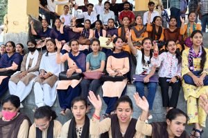 JBT प्रशिक्षुओं का धरना तीसरे दिन जारी, सरकार और शिक्षा विभाग के खिलाफ नारेबाजी
