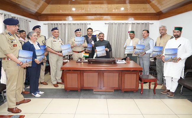 मुख्यमंत्री ने पुलिस विभाग की कॉफी टेबल बुक जारी की