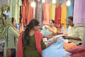 धर्मशाला: शॉपिंग फेस्टिवल में फुलकारी सूट और जयपुरी कुर्ती की धूम