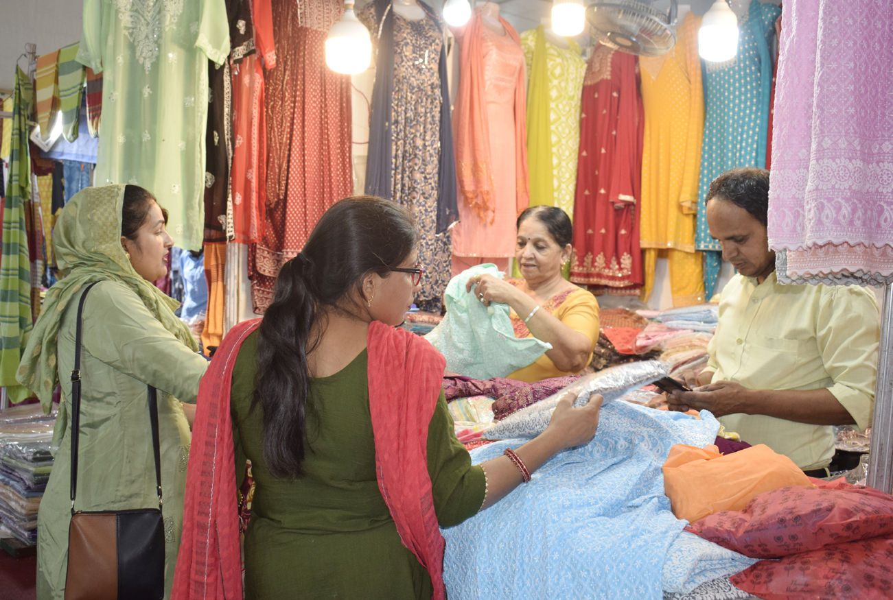 शॉपिंग फेस्टिवल में फुलकारी सूट और जयपुरी कुर्ती की धूम