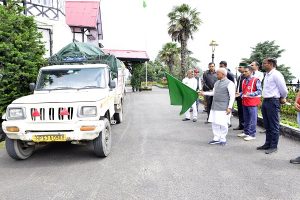 राज्यपाल ने मण्डी में आपदा प्रभावित क्षेत्रों के लिए दो राहत सामग्री वाहन रवाना किए