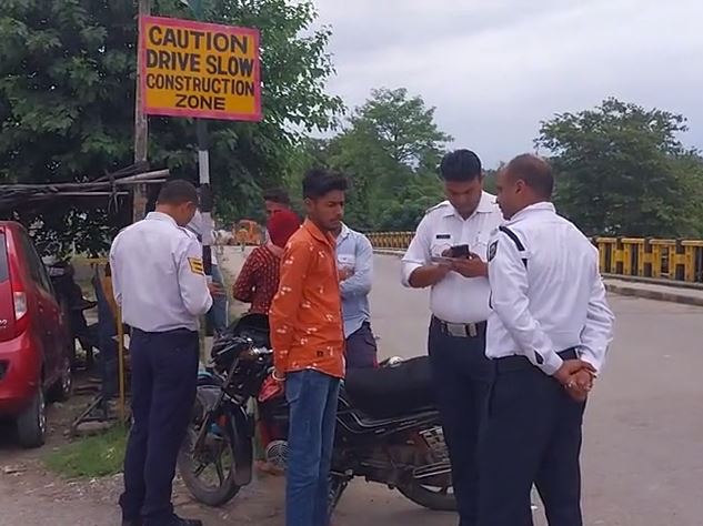 नूरपुर पुलिस ने यातायात नियमों की अवहेलना करने वालों पर कसा शिकंजा