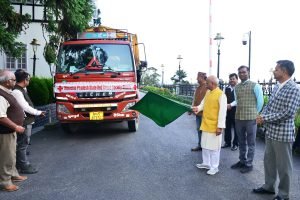 राज्यपाल ने आपदा प्रभावित क्षेत्रों के लिए राहत सामग्री वाहनों को हरी झंडी दिखाई