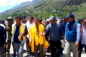 चौपर से चंद्रताल की हवाई सर्वेक्षण करने के बाद मुख्यमंत्री सिस्सू हेलीपैड में उतरे