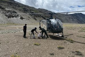 भारतीय वायुसेना के दो चीता हेलीकॉप्टर के माध्यम से चंद्र ताल में पहुंचाई राशन सामग्री