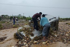 ऊना की हरोली खड्ड में हादसा, पानी के तेज बहाव में बह गई गाड़ी