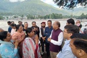 नेता प्रतिपक्ष जयराम ठाकुर ने बाढ़ग्रस्त भुंतर का किया निरीक्षण, प्रभावितों से मिले