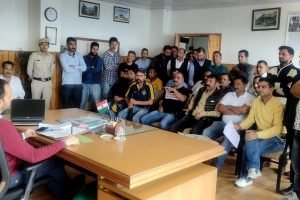 शिमला: टैक्सी मैक्सी वेलफेयर सोसाइटी व कुफरी गाइड यूनियन के लोग अतिरिक्त उपायुक्त से मिले