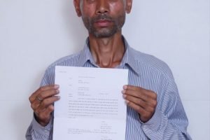 सिर पर छत के लिए 10 सालों से दो बिस्वा जमीन मांग रहा गुलाब