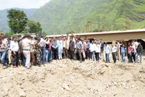 शिमला: मुख्यमंत्री ने रोहड़ू के लैला गांव में हुए नुकसान का जायजा लिया