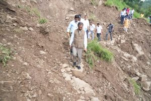 CM ने सरकाघाट क्षेत्र में भारी बारिश से प्रभावित क्षेत्रों का किया दौरा