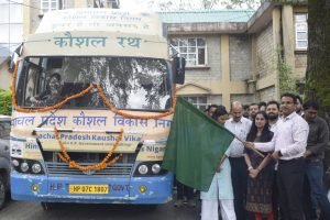 कांगड़ा DC ने कौशल विकास रथ को हरी झंडी दिखाकर किया रवाना