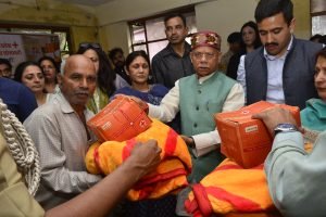 राज्यपाल ने की कृष्णा नगर के प्रभावितों को राहत सामग्री वितरित