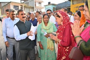 मुख्यमंत्री ने हमीरपुर के भोरंज में भारी बारिश प्रभावित गांवों का दौरा किया