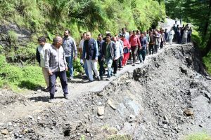 मंडी: नेता प्रतिपक्ष जयराम ठाकुर ने सराज के बारिश प्रभावित क्षेत्रों का किया दौरा