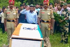 धर्मशाला: डीसी ने किए वीर जवान को श्रद्धासुमन अर्पित